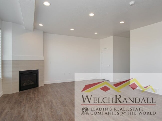 Building Photo - Spacious 3 Bed 2.5 Bath Townhome in West H...