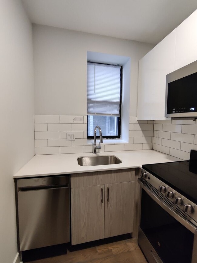Building Photo - FENWAY STUDIO WITH LAUNDRY IN UNIT $2700 - MODERN KITCHEN AND BATHROOM