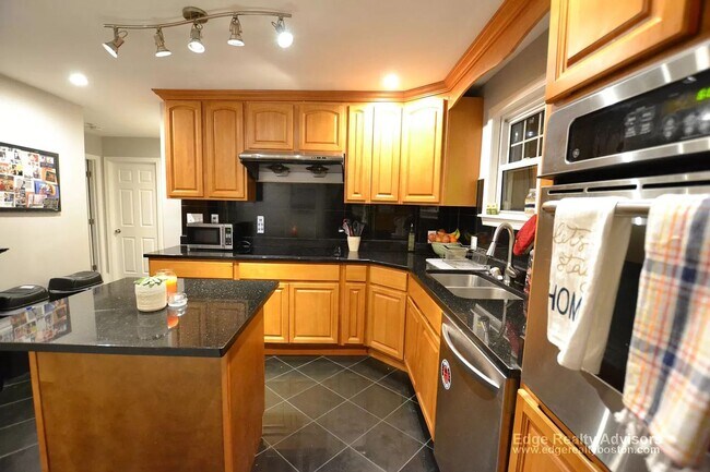 Building Photo - Central Heat/AC, In-Unit Washer and Dryer,...