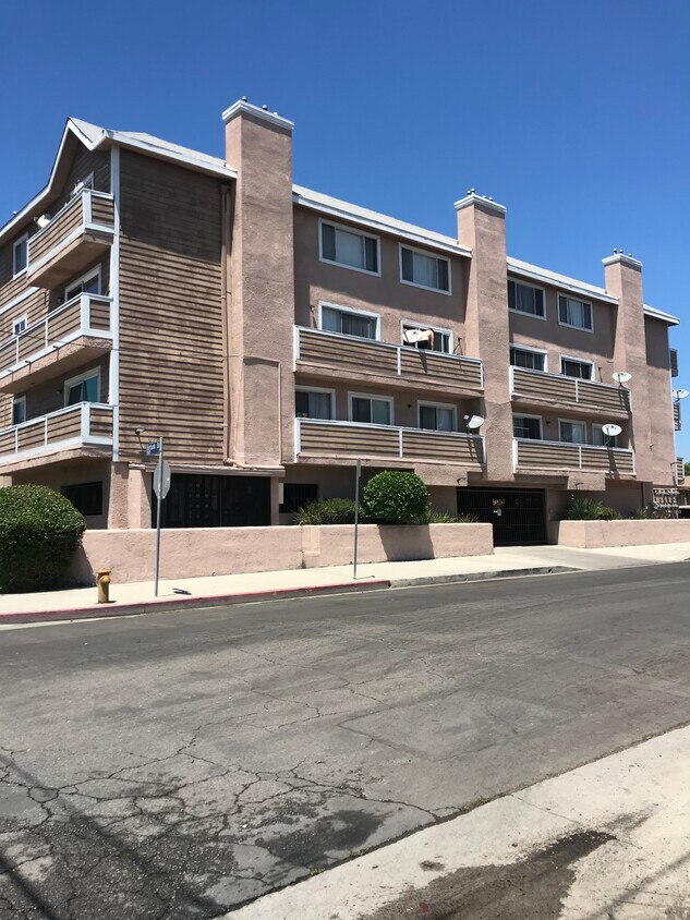 Building View - 11839 Burbank Blvd