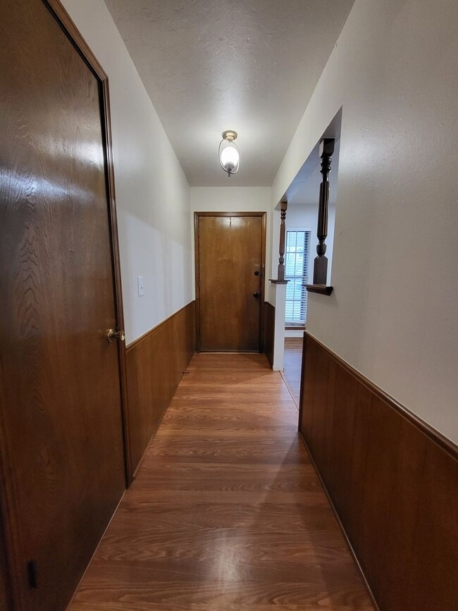 Foto del edificio - (3) Bed/(2) Bath in Southern Hills w/ (2) Living Areas and Storm Shelter!