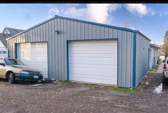 Building Photo - 2516 E Hartson Ave