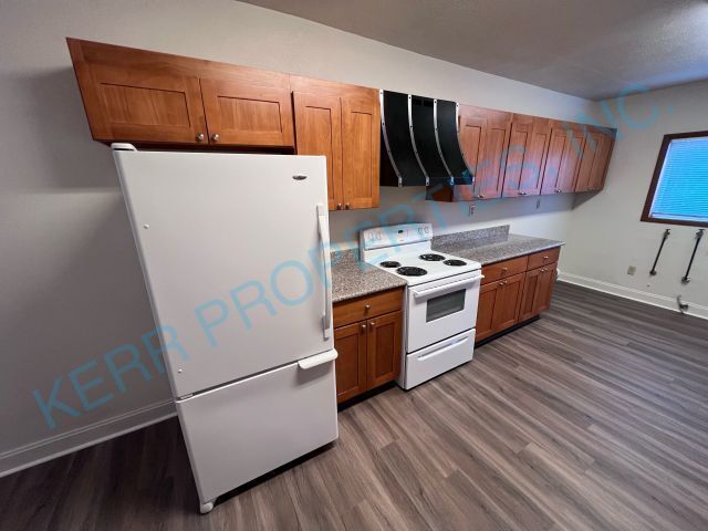 Building Photo - FREE RENT! Woodstock Neighborhood ! Tri-le...