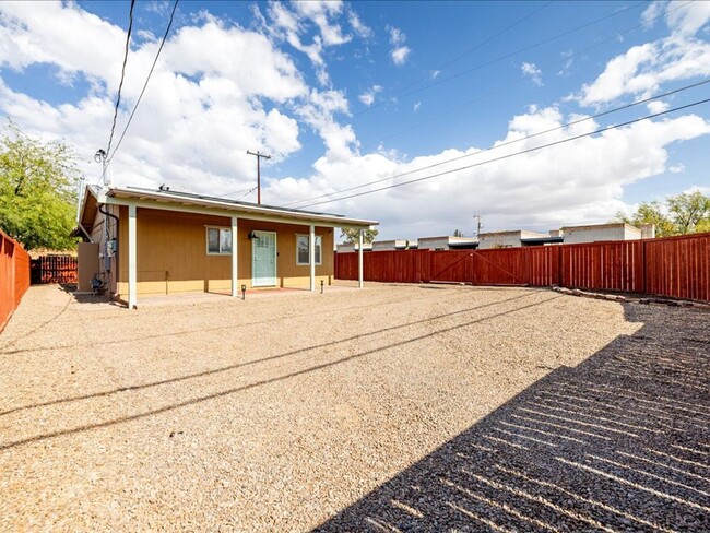 Foto del edificio - 2 Bedroom 2 Bathroom CORNER LOT!! SOLAR PA...