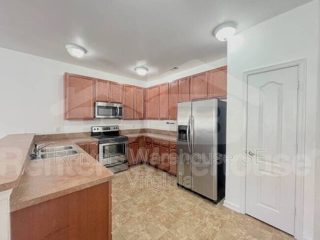 Building Photo - 912 Southmoor Dr
