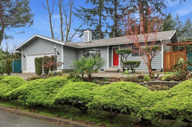 Foto del edificio - Move in ready! 3 bed 2 bath, 2 car garage - fully customized outdoor living space! Olympia School...