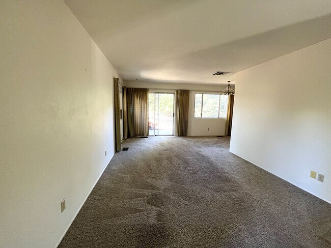 Building Photo - Great location near the heart of Atascader...