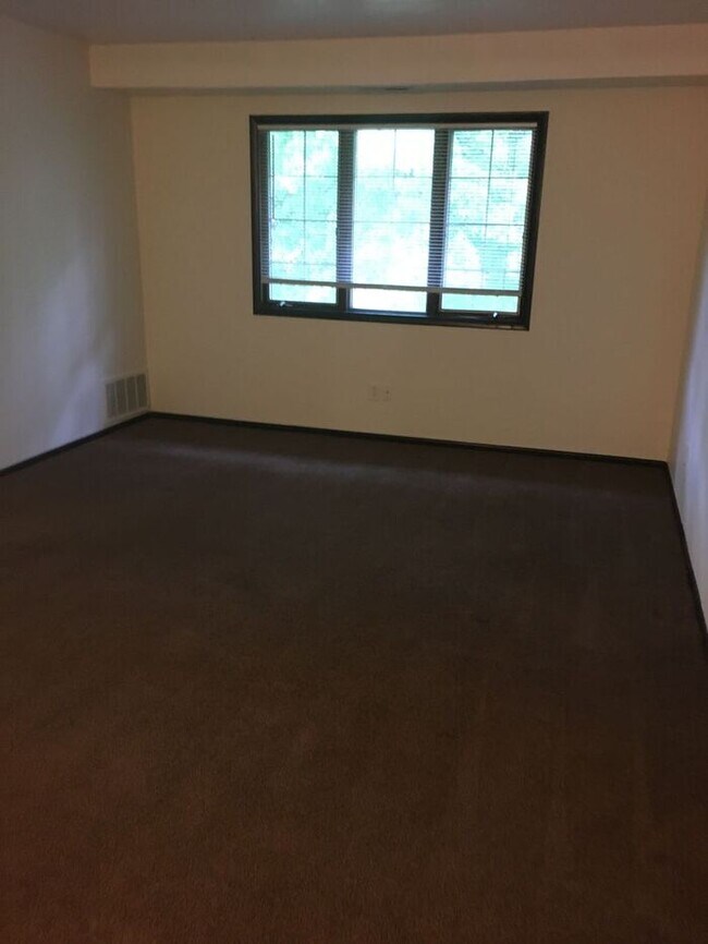 Foto del edificio - 1516 W. Market Ave- Akron 2 Bedroom with Den