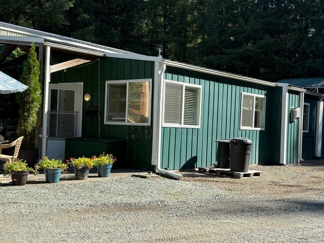 Building Photo - 1 Bed 1.5 Bath MIL with Secure Gate Entrance