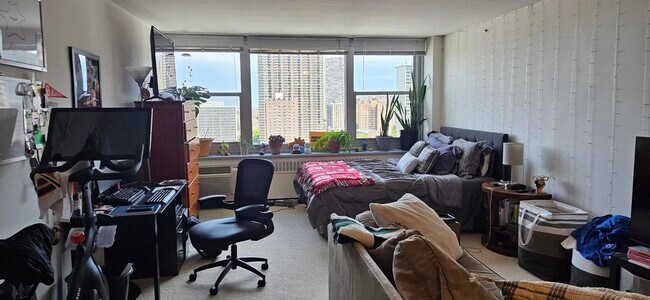 Foto del edificio - 555 W Cornelia Ave