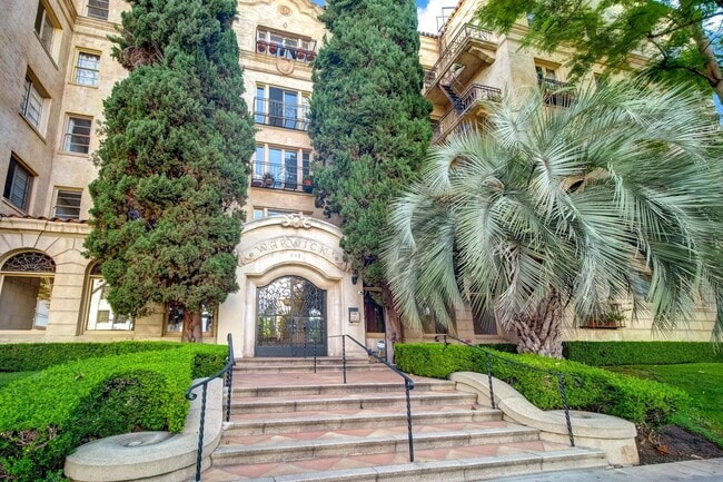 Building Photo - 109 N Sycamore Ave