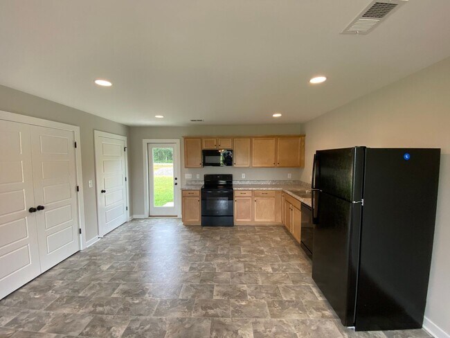 Building Photo - Home for rent in Talladega... Available to...