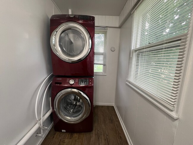 Building Photo - Charming 3-bed, 2-bath Single Family Home!