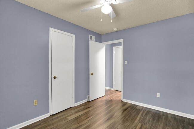 Building Photo - 4684 Royal Ridge Dr