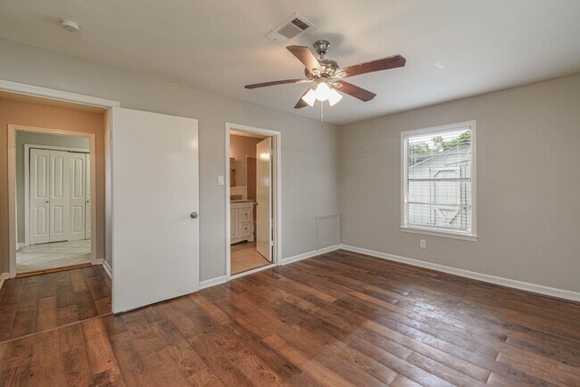 Building Photo - 208 17th Ave N