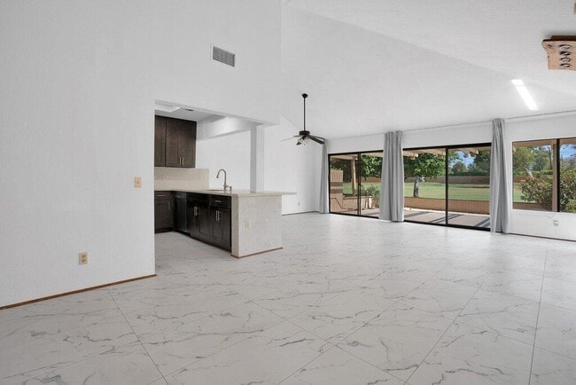 Building Photo - 77623 Woodhaven Dr S