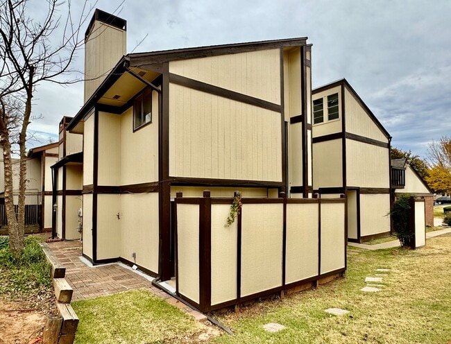 Building Photo - 1824 Windhill Ave