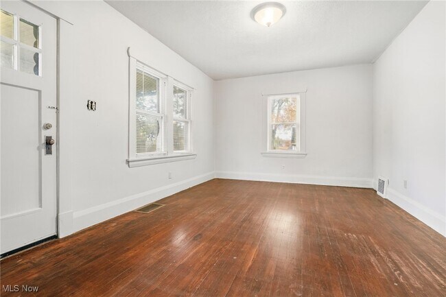 Foto del edificio - 12 Bouquet Ave