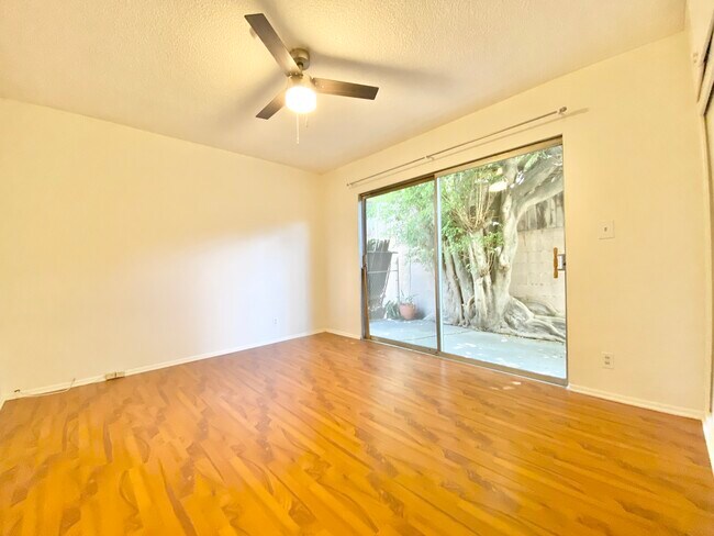 Foto del edificio - 638 N West Knoll Dr