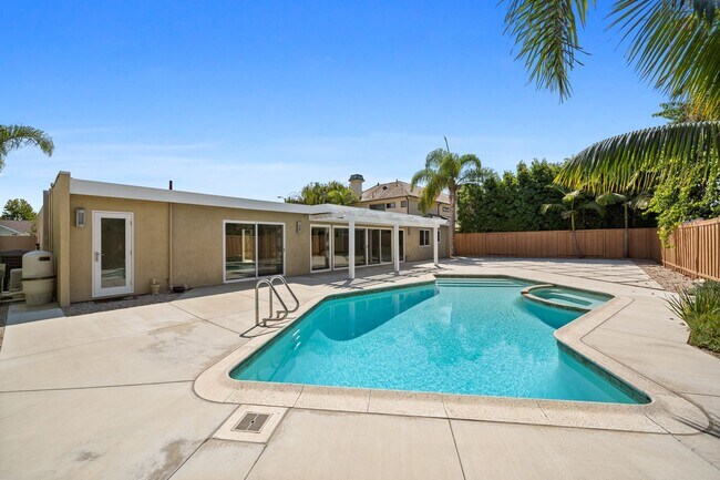 Foto del edificio - REMODELED 4 BD/3.5 BA RANCH STYLE HOME IN DOVER SHORES