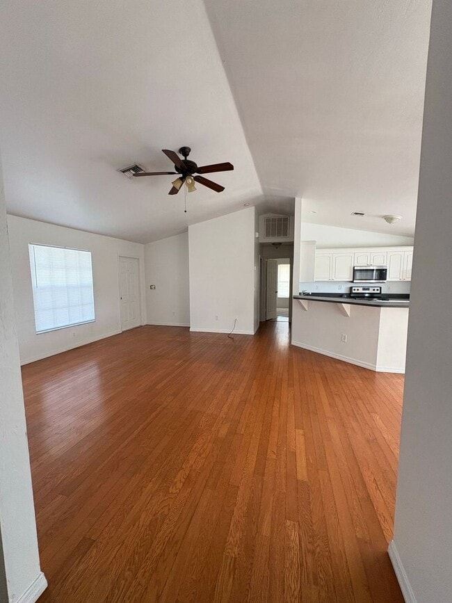 Building Photo - Freshly painted 3 bed 2 bath home w/fenced...