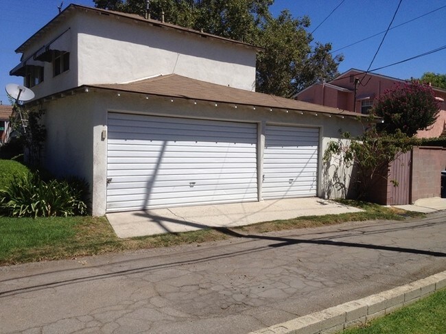Building Photo - 1318 W Alameda Ave