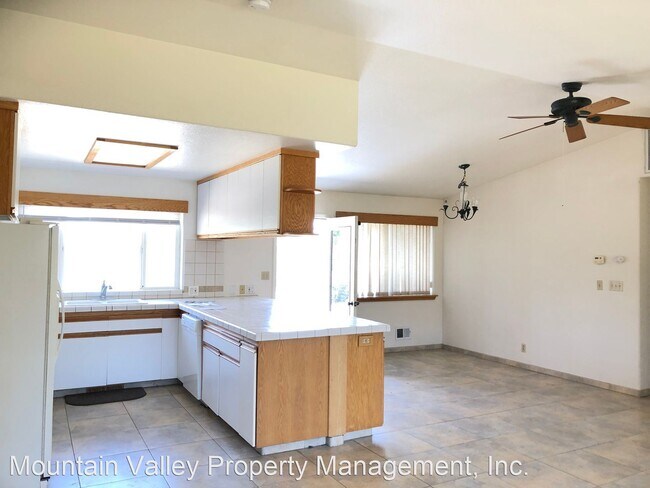 Building Photo - 3 br, 2 bath House - 14592 South Ponderosa...