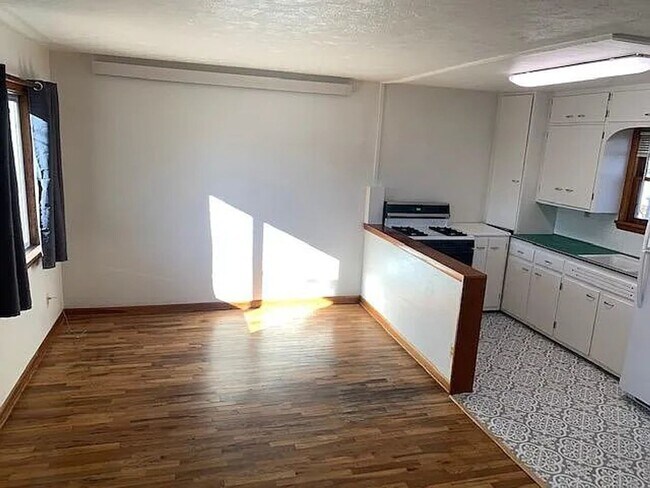 Building Photo - 1 Bedroom Apartment Available Now!