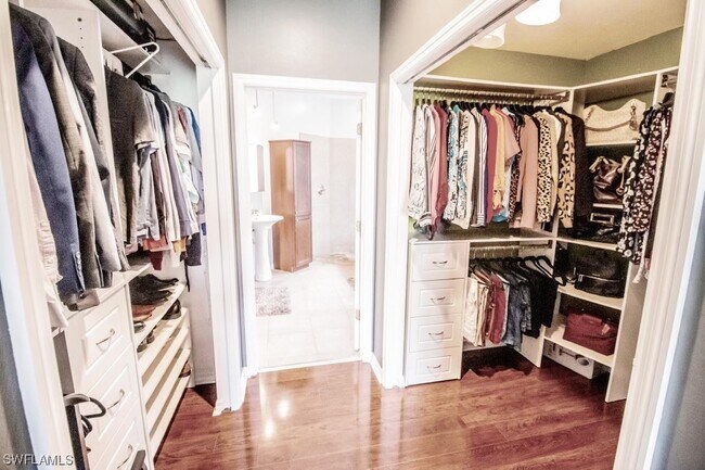 Foto del edificio - 11295 Lakeland Cir
