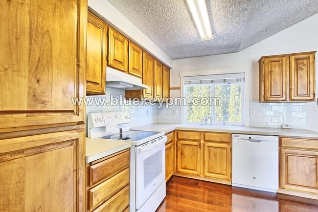 Building Photo - 3 Bed, 2.5 Baths Home with Family Room and Office in Mt. Vista