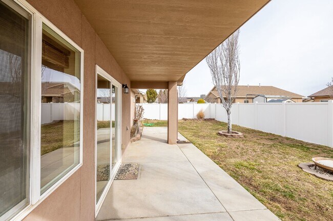 Building Photo - Beautiful 3-Bedroom Home with Modern Ameni...