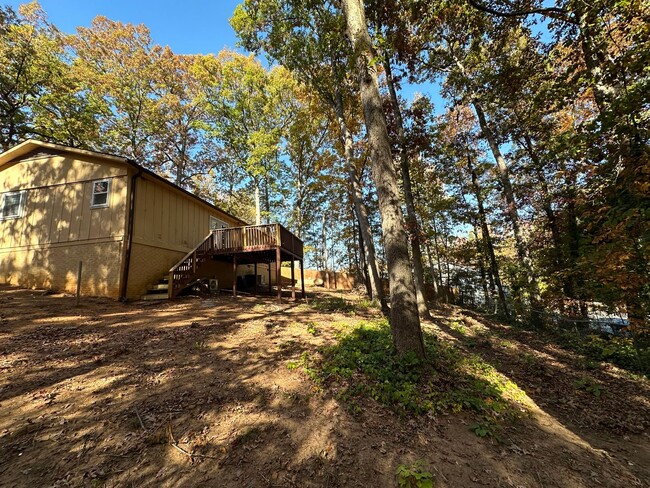 Building Photo - Cute 3/2 on Wooded Lot