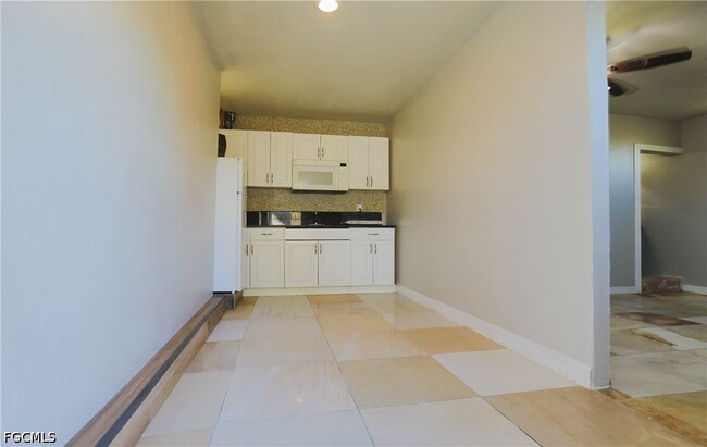 Building Photo - 907 Laredo Ave