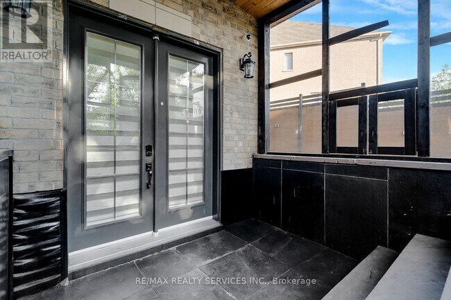 Building Photo - 66 Hanbury Cres