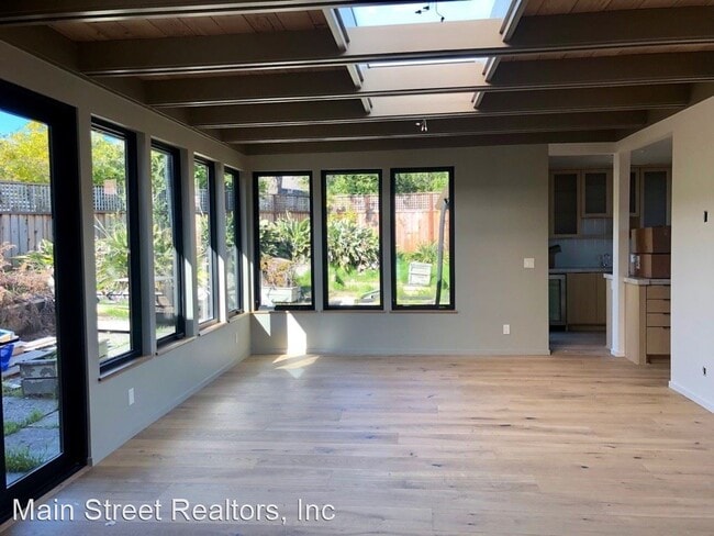 Building Photo - 2 br, 2 bath House - 102 Moore St
