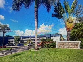 Building Photo - 7897 Golf Cir Dr