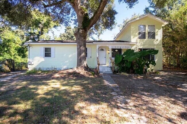 Building Photo - Southwest Pensacola 1BR, 1BA Upstairs Apartment on Cul-de-Sac with Wood-Look Flooring, Included U...