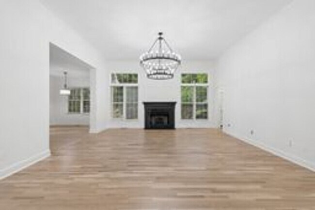 Foto del edificio - Beautiful Brentwood Home with Inground Pool on Quiet Cul-de-Sac