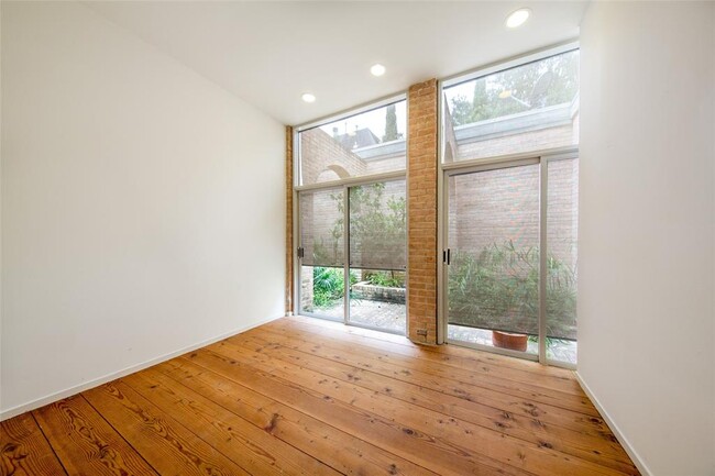 Building Photo - 5000 Longmont Dr