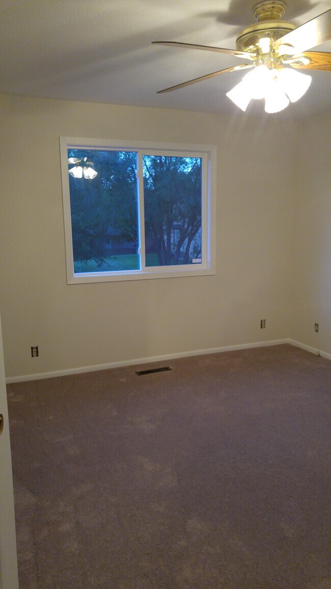 main bedroom on main floor - 1800 Centennial Dr