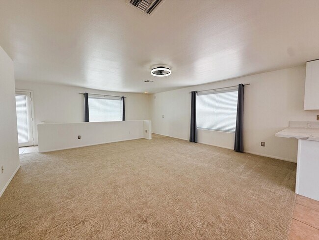 Foto del edificio - AVAILBLE NOW!! Beautifully Updated 3 Bedro...