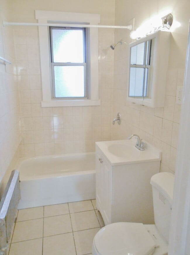 Building Photo - 1607 W Berteau Ave