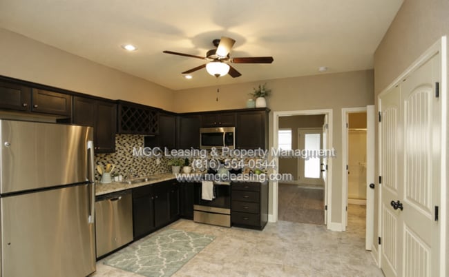 Building Photo - Eagle Creek Luxury Townhome