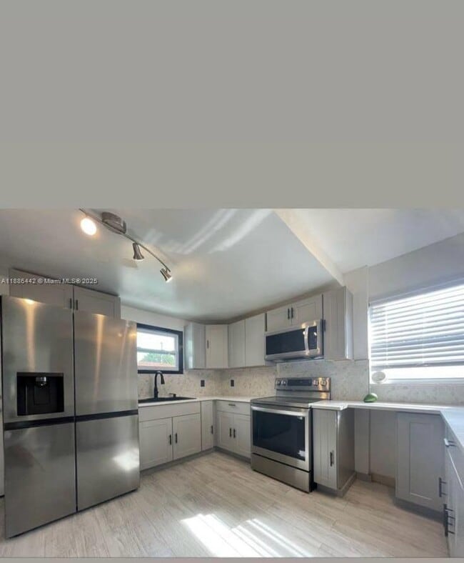 Foto del edificio - 311 NW 32nd Ct