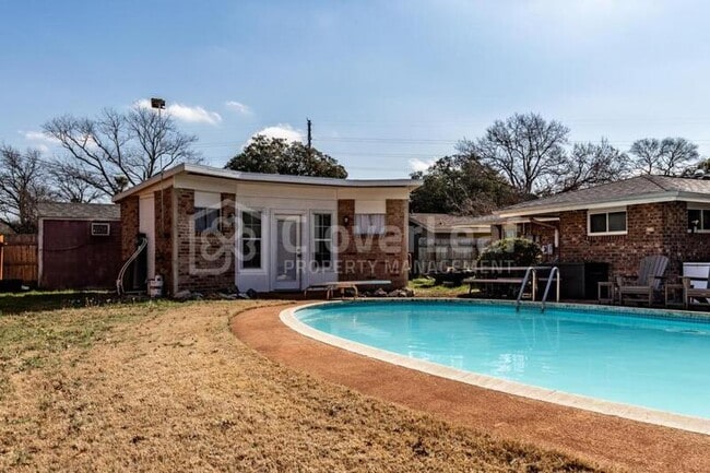 Building Photo - 221 Cloudmont Dr