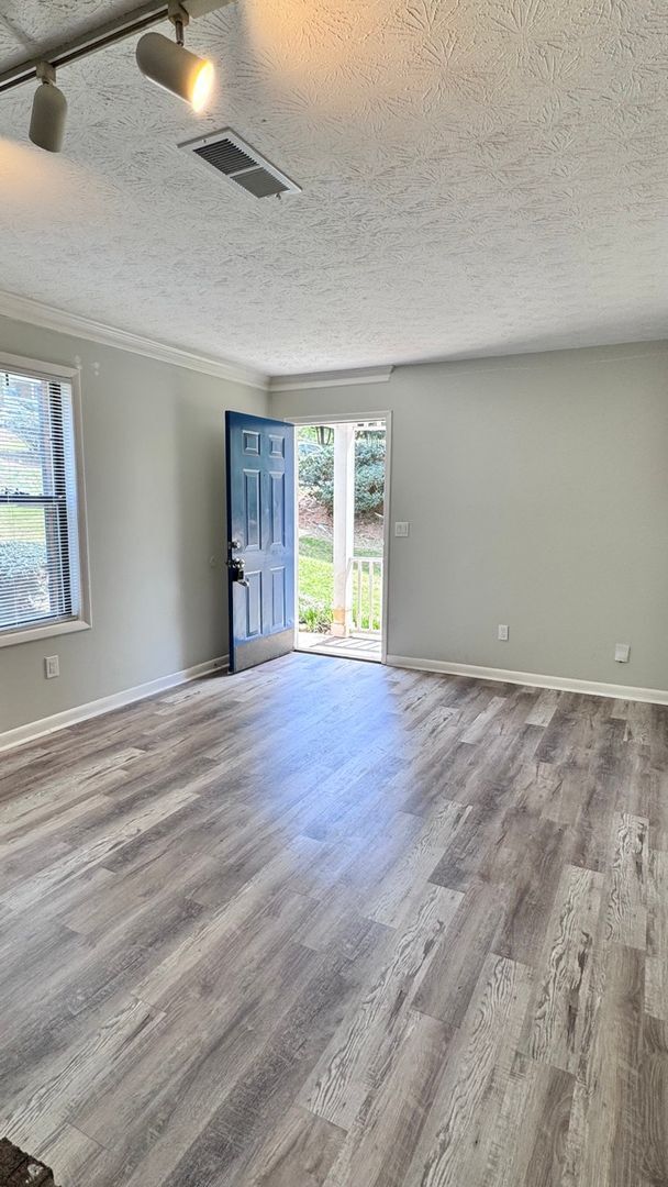 Foto del edificio - 2BR/1.5BA End Unit Townhome Near Downtown Snellville!