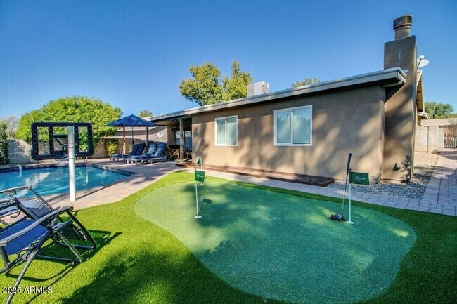 Foto del edificio - 6813 E Grandview Dr