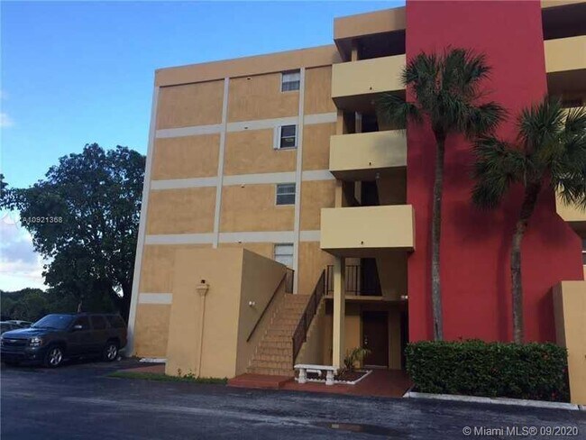 Building Photo - 9170 Fontainebleau Blvd