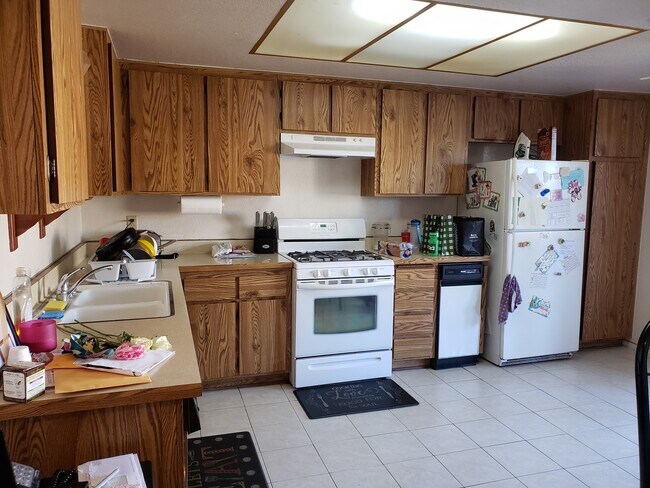 Kitchen - 12121 Centralia St