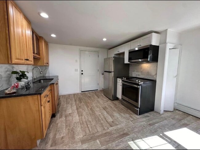 Building Photo - 37 Helen St